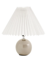 Charger l'image dans la galerie, Lampe de table en céramique avec abat-jour plissé
