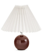 Charger l'image dans la galerie, Lampe de table en céramique avec abat-jour plissé

