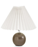 Charger l'image dans la galerie, Lampe de table en céramique avec abat-jour plissé
