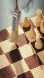 Charger et lire la vidéo dans la visionneuse de la Galerie, Jeu d'échecs Minimalist en bois | Printworks
